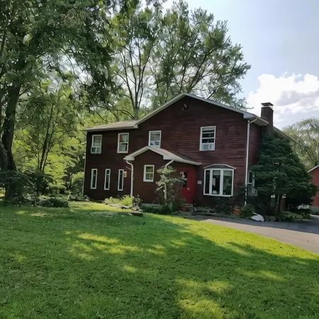 Spacious Hudson Valley retreat. Relax by the fire and enjoy the wildlife.