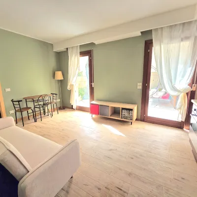 Riverside Private Garden Apartment – Lungarno del Tempio Hotels near لونجارنو دِل تِمبيو