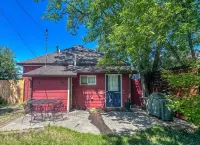 Eclectic Bungalow in the Heart of the City - 4-Sterne