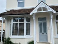 Charming 2 br apartment next to worthing station, close to town and seafront Hotel a Worthing