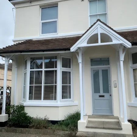 Charming 2 br apartment next to worthing station, close to town and seafront