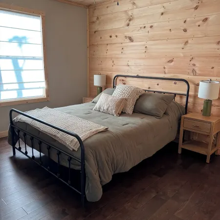 Cozy cabin with loft in midst of farmland WiFi, AC, washer-dryer