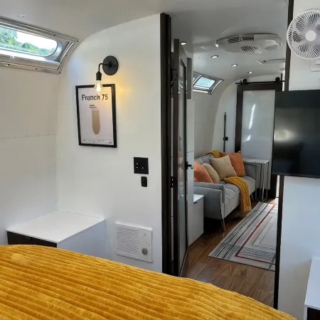 Luxury Airstream Glamping Parisian Unit 5 of 6, Private Sauna, Hot Tub, Hiking