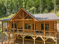 Creek & Cozy-Charming 2BR Creekside Cabin in Ellijay- AC, Fire Pit, Nature - シャレー