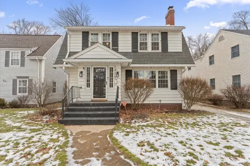5 Mins to UND - Cozy 4BD w/ BBQ & Pool Table - 4-Star