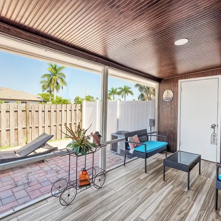 Naples Coastal Paradise Getaway By Vanderbilt Beach, Mercado and Whole Foods