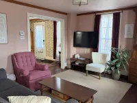 Hillsdale Cottage: Just a Short Walk to Hillsdale College! Across from Handmade