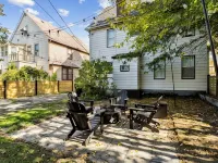 The Lakewood Belle! Family Friendly Home -10 mins to Downtown Hotels near Cleveland Hopkins International Airport