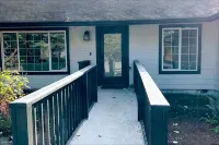 Remodeled Cottage w/Hot tub, 15 mins away from Mt. Rainier Park entrance - Chalets