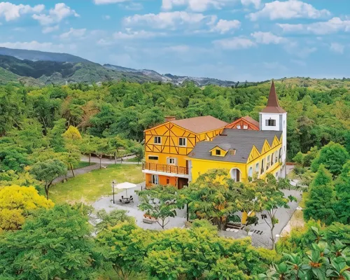 Brookburg Hotels near Artemis Garden