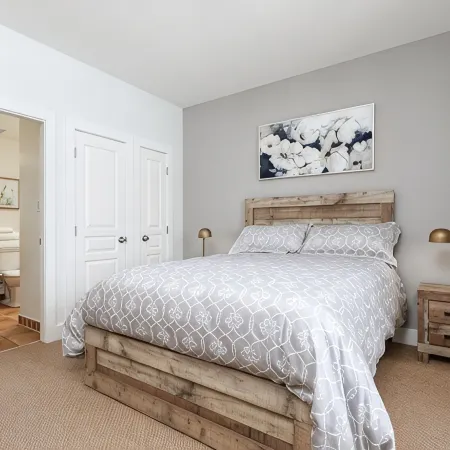 Cozy & Charming Retreat at Blue Mountain