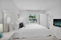 Heated pool, 2 miles from Beach! Updated home: BBQ, large backyard, comfy beds - Villas