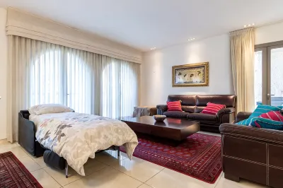 New exclusive 24 Hour Security Building With Shabbat Elevator and large gym Hotéis em 