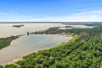 Exceptional property on Pelican Lake! Short walk to Breezy Resort, beaches, park - Wifi