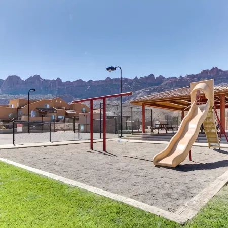 Luxury Townhome in Moab with POOL Hot Tub WI-FI KING BED