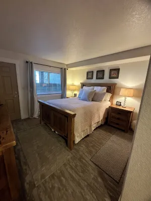 Luxury Remodel Downtown Condo Across from Yampa River Cannot Beat the Location! - Desayuno