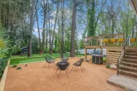 Luxurious Oasis Packed with Entertainment! Large Fenced-in Back Yard. - شرفة