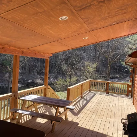 New 2/2 Log Cabin, Rushing Trout Stream, Hot Tub, Fireplace, 8 Acres, WiFi