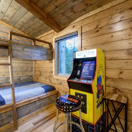 Luxury Cabin with Rustic Charm and Modern Amenities in Broken Bow, Oklahoma.