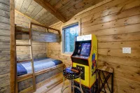 Luxury Cabin with Rustic Charm and Modern Amenities in Broken Bow, Oklahoma.