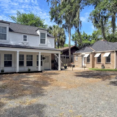 The Port - Walkable to University of Florida, includes Parking