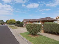 Charming 3-Bedroom Holiday Home Near Werribee Park Hotels in Werribee