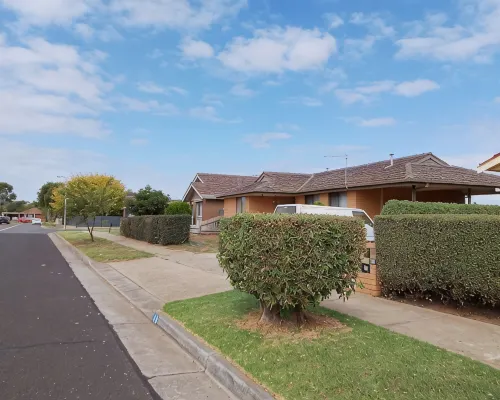 Charming 3-Bedroom Holiday Home Near Werribee Park Hotels in Werribee