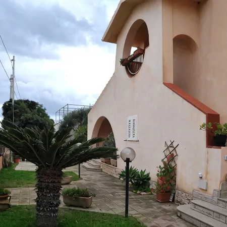 VILLA CALABERNARDO APARTAMENT RED 6 BEDS / 50 METERS FROM THE SEA