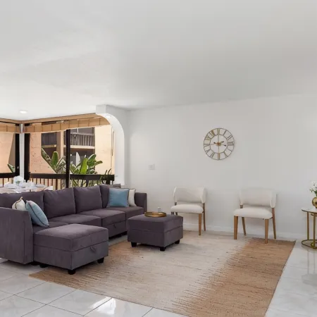 2-bedroom modern apt w/ king bed & pool, 10 min. to the beach!