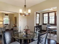 Charming Carnegie Cottage 15 Minutes from Airport & Downtown 카네기 호텔