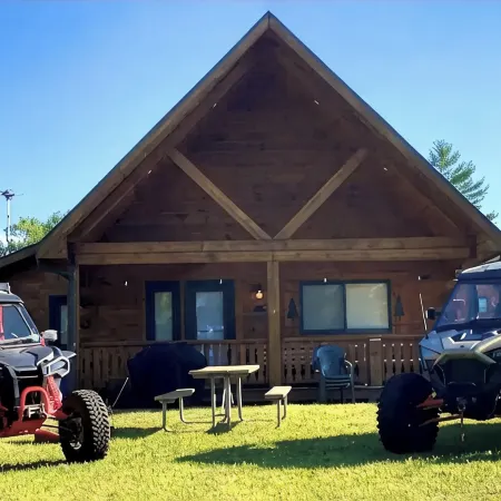 Cabin- no cleaning fees: Cranberry Fest, waterparks, trail riding for utv/atv