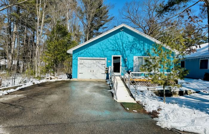 Cozy house in Indian River. Walking distance to Burt Lake and the public Beach.