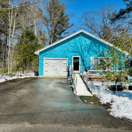 Cozy house in Indian River. Walking distance to Burt Lake and the public Beach.