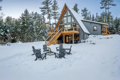 Modern A-Frame~ 9min Sunday River! HotTub! FirePit! Arcade Games! Slps 12 - Hytter