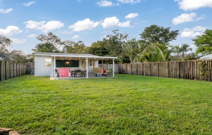 Super Modern ~3 miles to Beach~ Large Yard/Patio & BBQ