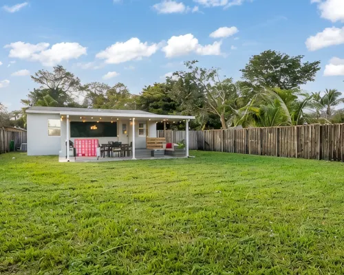 Super Modern ~3 miles to Beach~ Large Yard/Patio & BBQ Hotels in Hallandale Beach