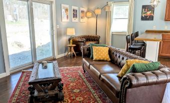 Country Mama's Modern Artsy Cottage