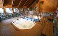 Easy walk to Canyon Lodge, private garage, EV charger. Great for families.