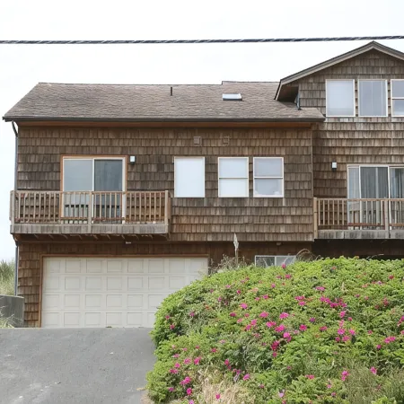 BEACH FRONT Property, 2 King Beds, Pool table, Completely Remodeled Interior!