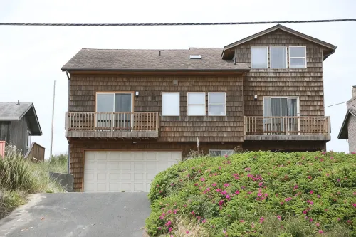 BEACH FRONT Property, 2 King Beds, Pool table, Completely Remodeled Interior!