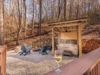 Charming 2-bedroom cabin close to Bryson City with AC, WiFi, Hot tub Hotels in Qualla