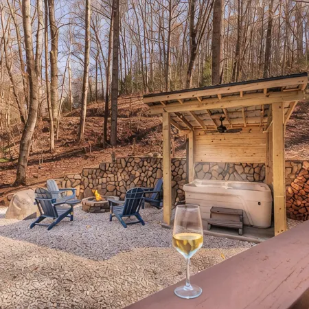 Charming 2-bedroom cabin close to Bryson City with AC, WiFi, Hot tub
