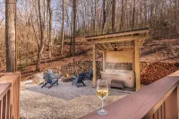 Charming 2-bedroom cabin close to Bryson City with AC, WiFi, Hot tub