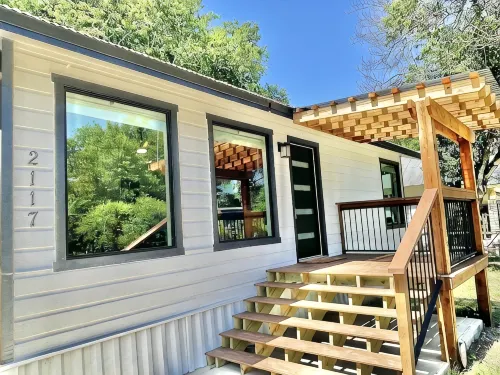 Romantic Farmhouse w hot tub, DT SM 5 min - 3-Star
