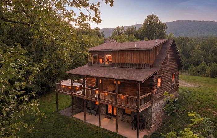 Shenandoah Mountain Majesty Log Cabin on 15 Acres - Hot Tub-1GB Fiber Internet