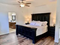 The Desert Moon- A luxurious retreat w/ amazing patio, shuffleboard, EV charger - 무료 와이파이