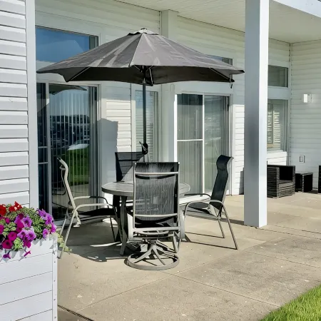 Lake Charlevoix/King/Queen/2 Bed/2 Bath Condo/Town/Beach/Pool
