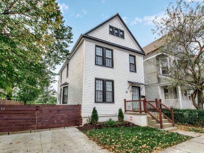 Fully renovated house in a highly walkable neighborhood; close to all!