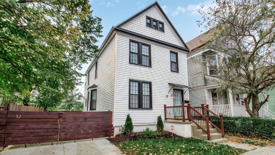 Fully renovated house in a highly walkable neighborhood; close to all!