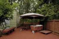 Idyllic Cozy Cottage w/ Deck Overlooking Greenbelt - 20 Mins from Stadiums - บ้านพักหลังเล็ก